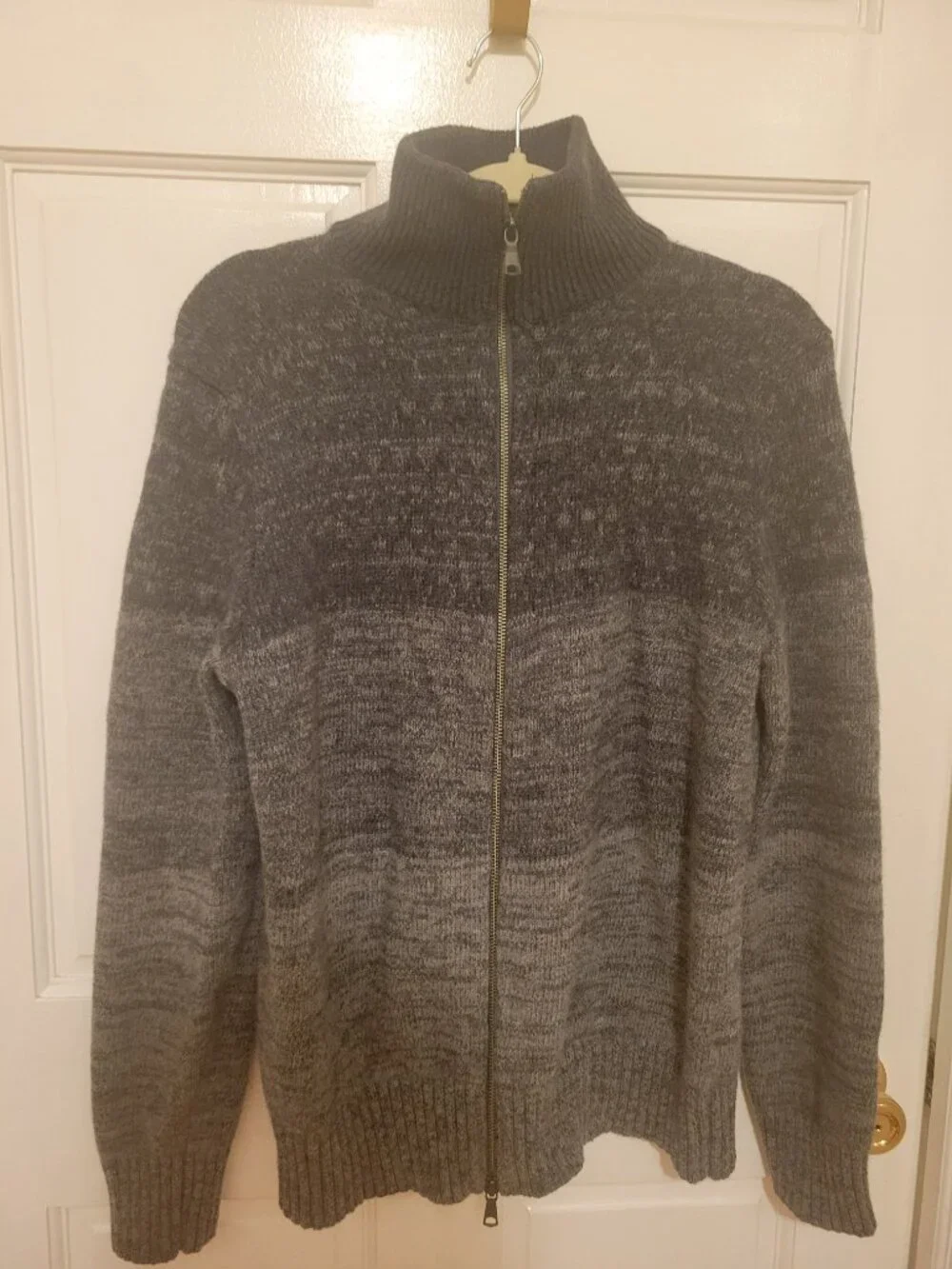 Banana Republic full zipper men sweater, 80% merino wool,size L